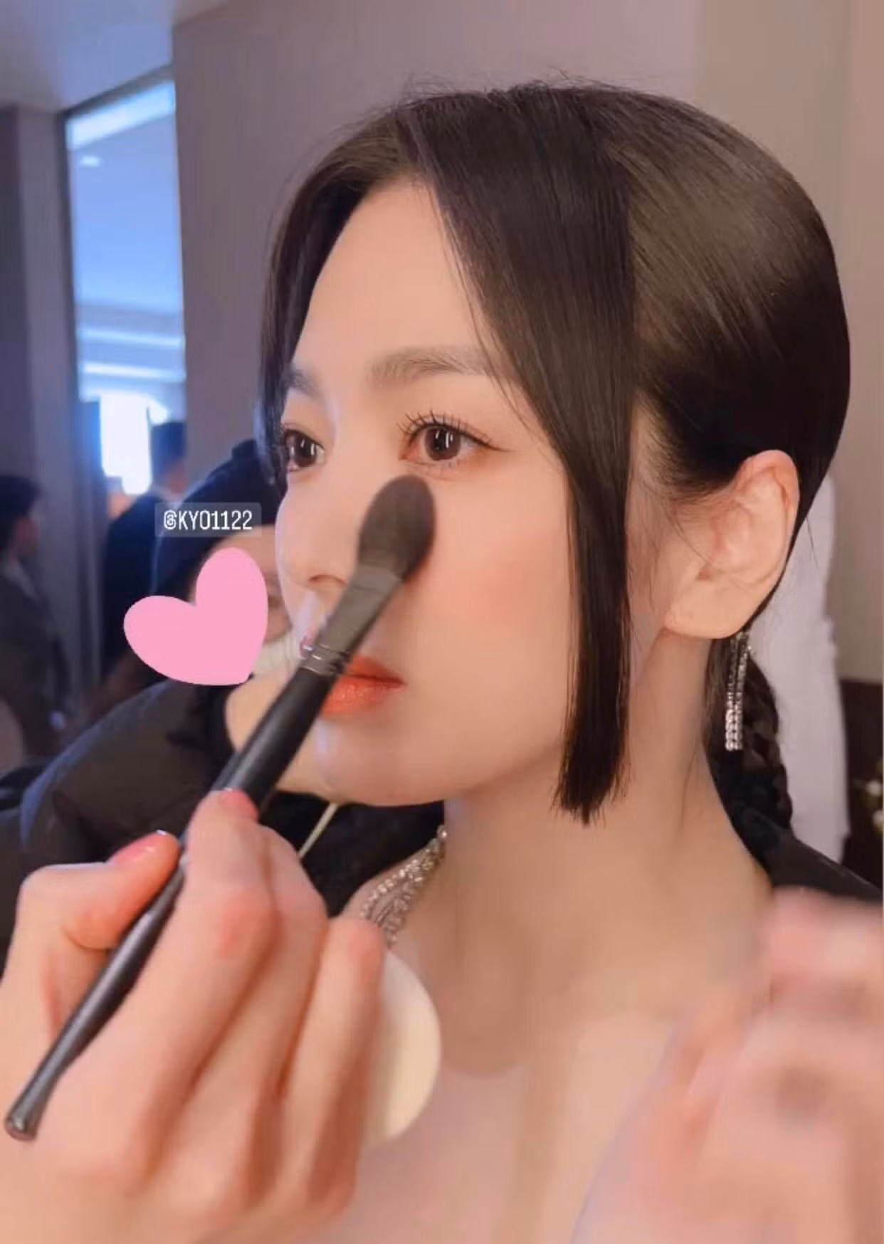 Lần đầu tham dự Met Gala, Song Kyo gây ấn tượng với thiết kế nằm trong bộ sưu tập Haute Couture Xuân Hè 2023 của nhà mốt Fendi. Nữ diễn viên toát lên phong thái thanh lịch, sang trọng, quyến rũ. Song Hye Kyo chia sẻ quá trình chuẩn bị xuất hiện trên thảm đỏ. Lần đầu tham dự Met Gala, Song Kyo gây ấn tượng với thiết kế nằm trong bộ sưu tập Haute Couture Xuân Hè 2023 của nhà mốt Fendi. Nữ diễn viên toát lên phong thái thanh lịch, sang trọng, quyến rũ. Song Hye Kyo chia sẻ quá trình chuẩn bị xuất hiện trên thảm đỏ.