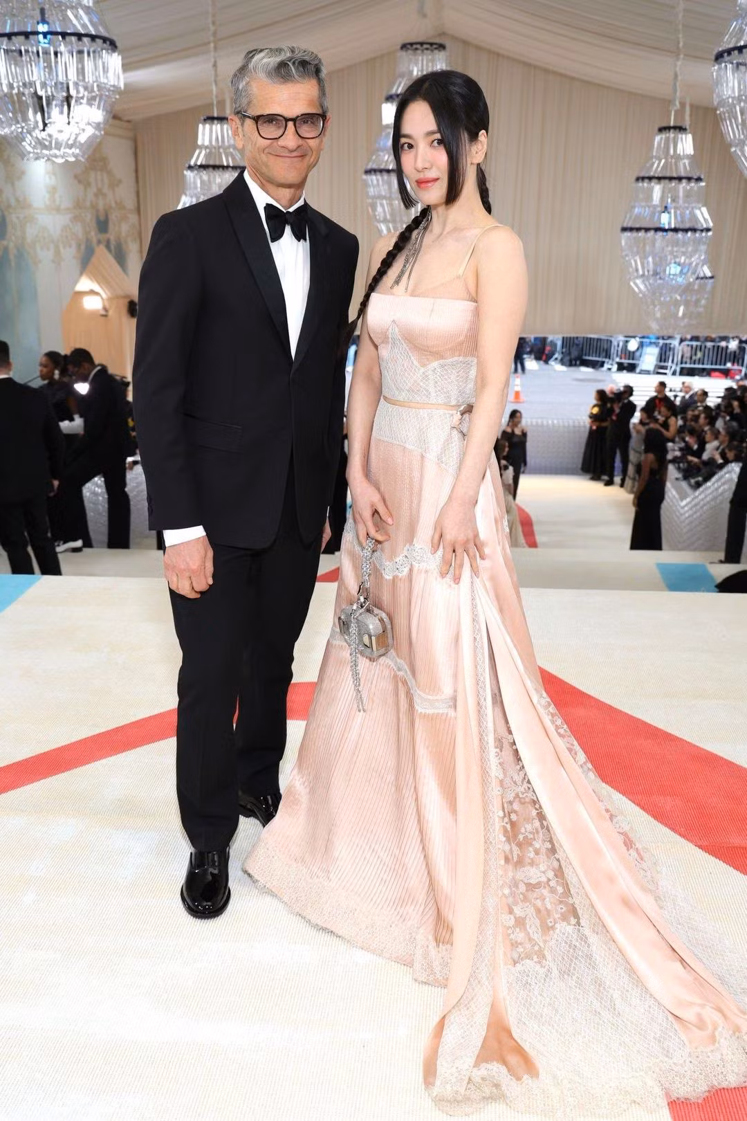 Song Hye Kyo đến sự kiện với tư cách đại sứ của thương hiệu Fendi. Đồng hành cùng nữ diễn viên trên thảm đỏ là ông Serge Brunschwig - CEO của Fendi. Theo Naver, điều này chứng minh sự coi trọng của nhãn hàng dành cho ngôi sao 42 tuổi. Song Hye Kyo đến sự kiện với tư cách đại sứ của thương hiệu Fendi. Đồng hành cùng nữ diễn viên trên thảm đỏ là ông Serge Brunschwig - CEO của Fendi. Theo Naver, điều này chứng minh sự coi trọng của nhãn hàng dành cho ngôi sao 42 tuổi.
