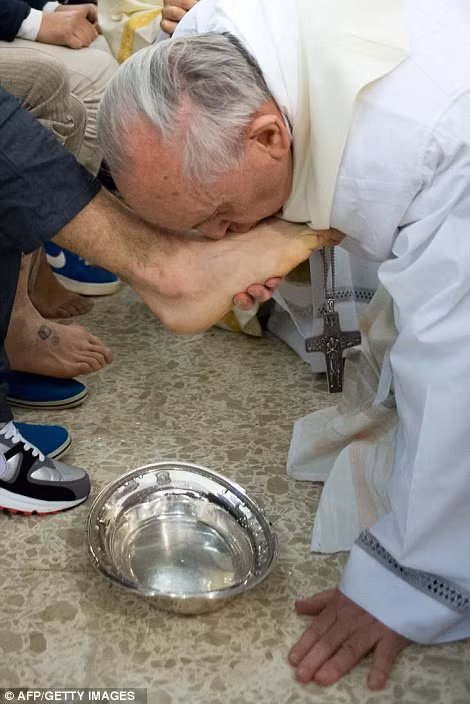 Giáo hoàng Francis hôn chân các tù nhân sau khi tiến hành rửa chân cho họ 