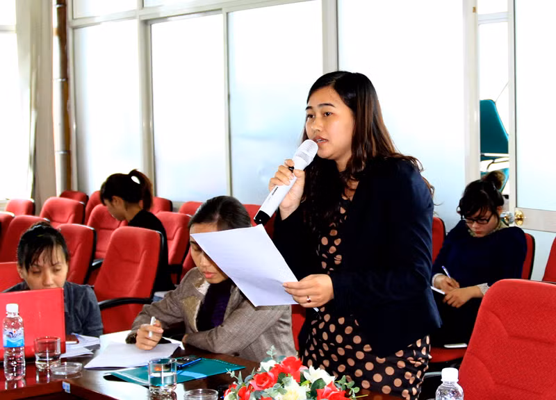 Nhà báo Đinh Thị Nguyệt Minh, báo Thanh Niên nêu quan điểm về dự thảo sửa đổi hiến pháp. Ảnh: Xuân Tùng. Nhà báo Đinh Thị Nguyệt Minh, phóng viên báo Thanh Niên nêu quan điểm về dự thảo sửa đổi hiến pháp. Ảnh: Xuân Tùng