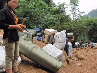 Hàng lậu luôn chực chờ để tuồn sâu vào nội địa. Ảnh: Duy Chiến