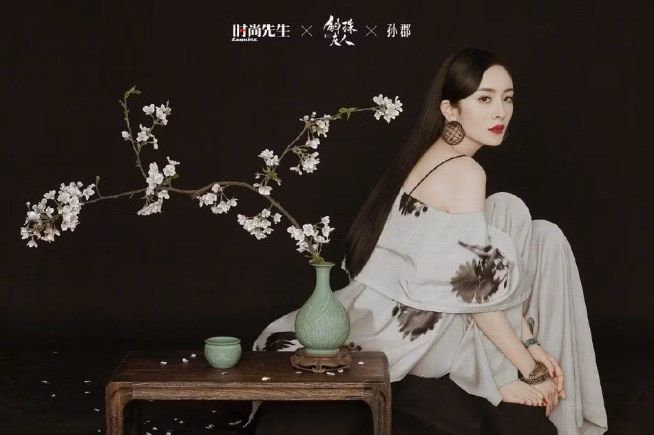 Bộ ảnh được thực hiện theo phong cách đồ họa khiến người xem cảm giác như đang ở trong một thế giới siêu thực, bí ẩn nhưng đẹp đẽ. Trong đó, Dương Mịch mang vẻ đẹp đẳng cấp và hoàn mỹ đến không tưởng.