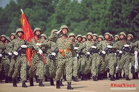 Những năm gần đây, trang phục của bộ đội được chú trọng cải tiến, thay đổi nhiều hơn. Trong đó, chức năng công thái học được chú ý không kém yếu tố thẩm mĩ, thời trang. Trong ảnh, bộ đội đặc công mặc quân phục mới, được đánh giá là thoáng mát hơn, khi luyện tập diễu binh chuẩn bị cho Đại lễ 1.000 năm Thăng Long - Hà Nội