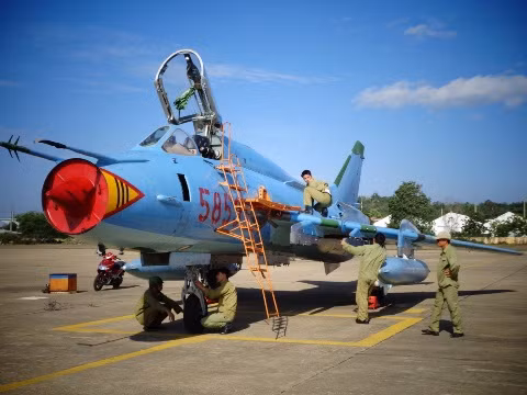 Nhân viên kỹ thuật kiểm tra tình trạng máy bay trước khi cất cánh. Việc kiểm tra theo quy trình rất nghiêm ngặt để đảm bảo an toàn bay