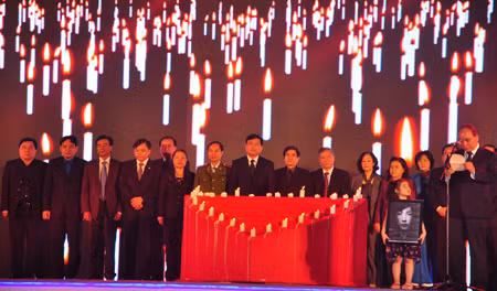 Các đại biểu tưởng niệm các nạn nhân tử vong vì TNGT tối 19-11. Ảnh: Tuấn Nguyễn