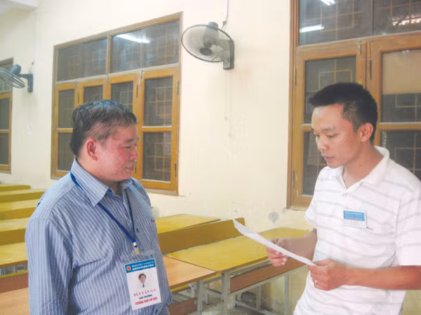 Thứ trưởng Bùi Văn Ga kiểm tra việc nắm quy chế của giám thị trường CĐ Cộng đồng Hà Nội. Ảnh: Quý Hiên