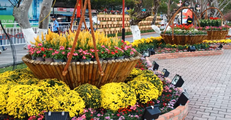 Với chủ đề “trăm hoa khoe sắc”, đường hoa Xuân sử dụng hơn 100 loài hoa khác nhau cùng 100.000 giỏ hoa được vận chuyển từ TPHCM ra Đà Nẵng