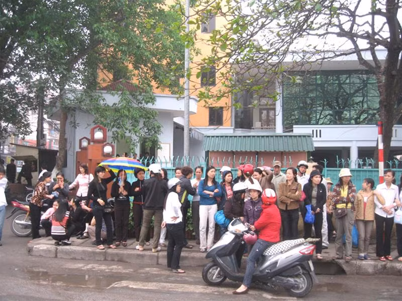 Đông đảo bà con tập trung trước cửa UBND quận Cầu Giấy