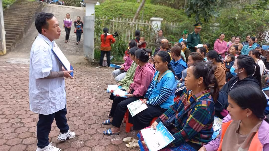 Lực lượng chức năng huyện Mường Lát tuyên truyền vấn đề chăm sóc sức khoẻ cho người dân... Lực lượng chức năng huyện Mường Lát tuyên truyền vấn đề chăm sóc sức khoẻ cho người dân...