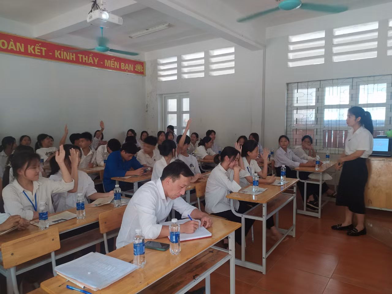 Trung tâm Y tế huyện Mường Lát tuyên truyền về việc chăm sóc sức khoẻ cho học sinh tại trường học. Trung tâm Y tế huyện Mường Lát tuyên truyền về việc chăm sóc sức khoẻ cho học sinh tại trường học.