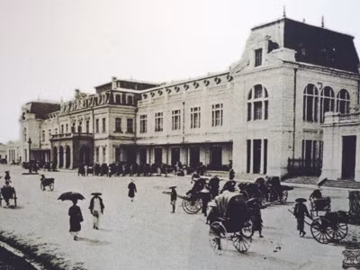Ga Hàng Cỏ 1902 (Hồng Vĩnh chụp lại tại triểm lãm Nghìn năm một con phố) . Ga Hàng Cỏ 1902 (Hồng Vĩnh chụp lại tại triểm lãm Nghìn năm một con phố)