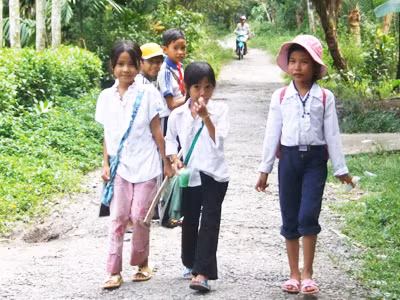 Trẻ em đi học ở ấp 10. Ảnh: C.T. Trẻ em đi học ở ấp 10 Ảnh: C.T