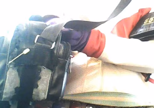 Chiếc túi xách chứa nhiều loại thúc kích dục và dao găm của những người bán thuốc kích dục tại bến xe Miền Tây