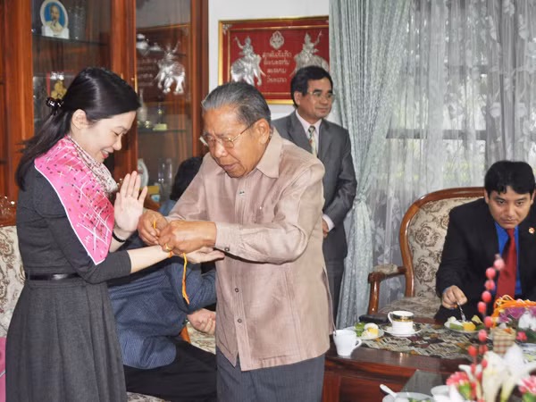 Tướng Saman Vignaket buộc chỉ cổ tay và cầu phúc cho cán bộ Đoàn 
