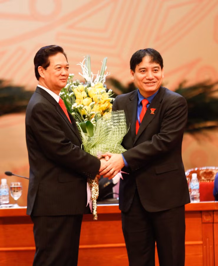 Bí thư thứ nhất T.Ư Đoàn Nguyễn Đắc Vinh (bên phải) tặng hoa cảm ơn Thủ tướng Chính phủ Nguyễn Tấn Dũng. Ảnh: Hồng Vĩnh