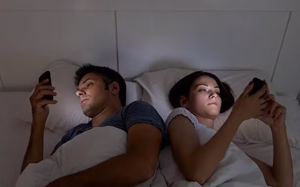 Nhiều cặp vợ chồng mang smarphone lên giường ngủ, thói quen hủy hoại libido. Nhiều cặp vợ chồng mang smarphone lên giường ngủ, thói quen hủy hoại libido.