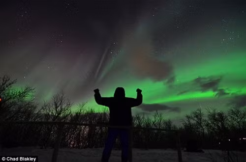 Cực quang ở phía Nam Iceland Cực quang ở gần thành phố Trondheim Nauy Cực quang ở gần thành phố Tromsoe, Bắc Nauy Hình ảnh cực quang ở Alnwick, Northumberland, Vương quốc Anh – nơi cực quang hiếm xuất hiện Vùng đất hoang Pennine tại vùng biên giới giữa County Durham và North Yorkshire Thị trấn Lakselv ở Porsanger Fjord, Nauy Donegal, Ireland