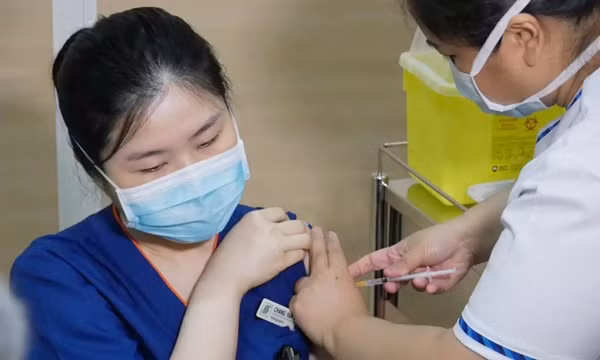 Singapore: Một người bị tiêm nhầm 5 liều vắc-xin phòng SARS-CoV-2 cùng lúc, do “sơ suất của con người” ảnh 3