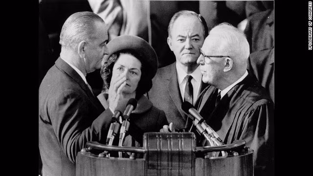 Ông Lyndon B. Johnson (trái) tại lễ nhậm chức tổng thống Mỹ ngày 20-1-1965. Ông Lyndon B. Johnson (trái) tại lễ nhậm chức tổng thống Mỹ ngày 20 1 1965
