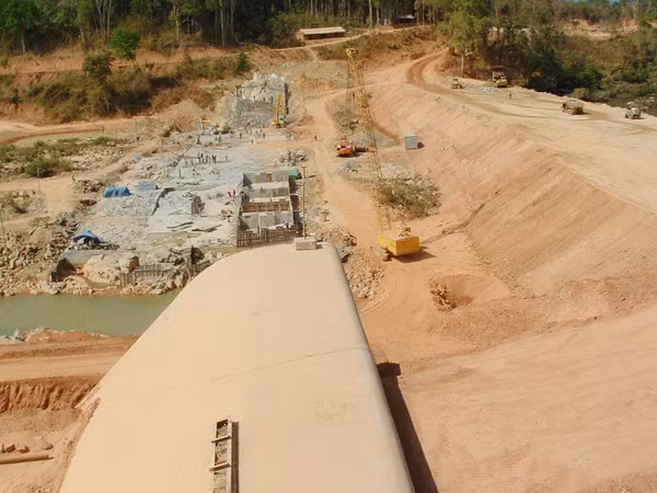 Ngay cả những con sông, nơi xây dựng nhiều công trình thủy điện cũng khát nước. Ảnh: PV