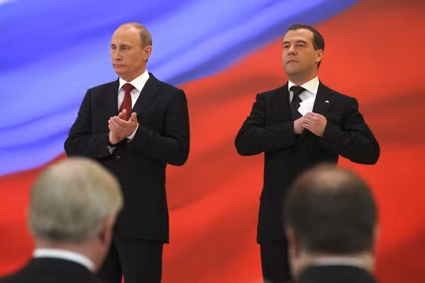 Tân tổng thống Putin và người vừa mãn nhiệm Medvedev