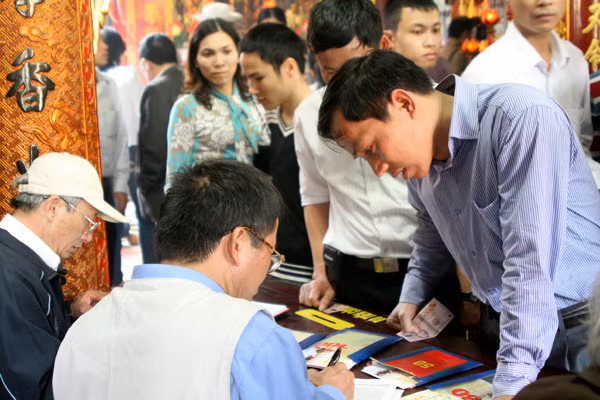 Ghi danh những người công đức cho đền