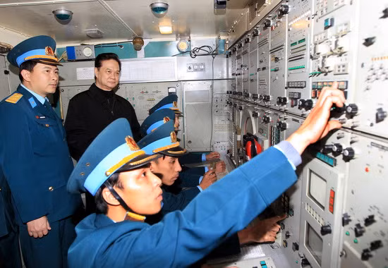 Thủ tướng kiểm tra công tác trực ban huấn luyện và sẵn sàng chiến đấu của lực lượng điều khiển S-300. (Ảnh: Đức Tám/TTXVN)