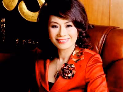 Bác sĩ Trương Thị Tuyết Nga - Chủ tịch Hội đồng quản trị (HĐQT) kiêm Tổng Giám đốc Cty TNHH Đào tạo quốc tế Vũ Anh (Cty Vũ Anh), người đạt danh hiệu Quý bà thành đạt trong cuộc thi Hoa hậu quý bà năm 2009