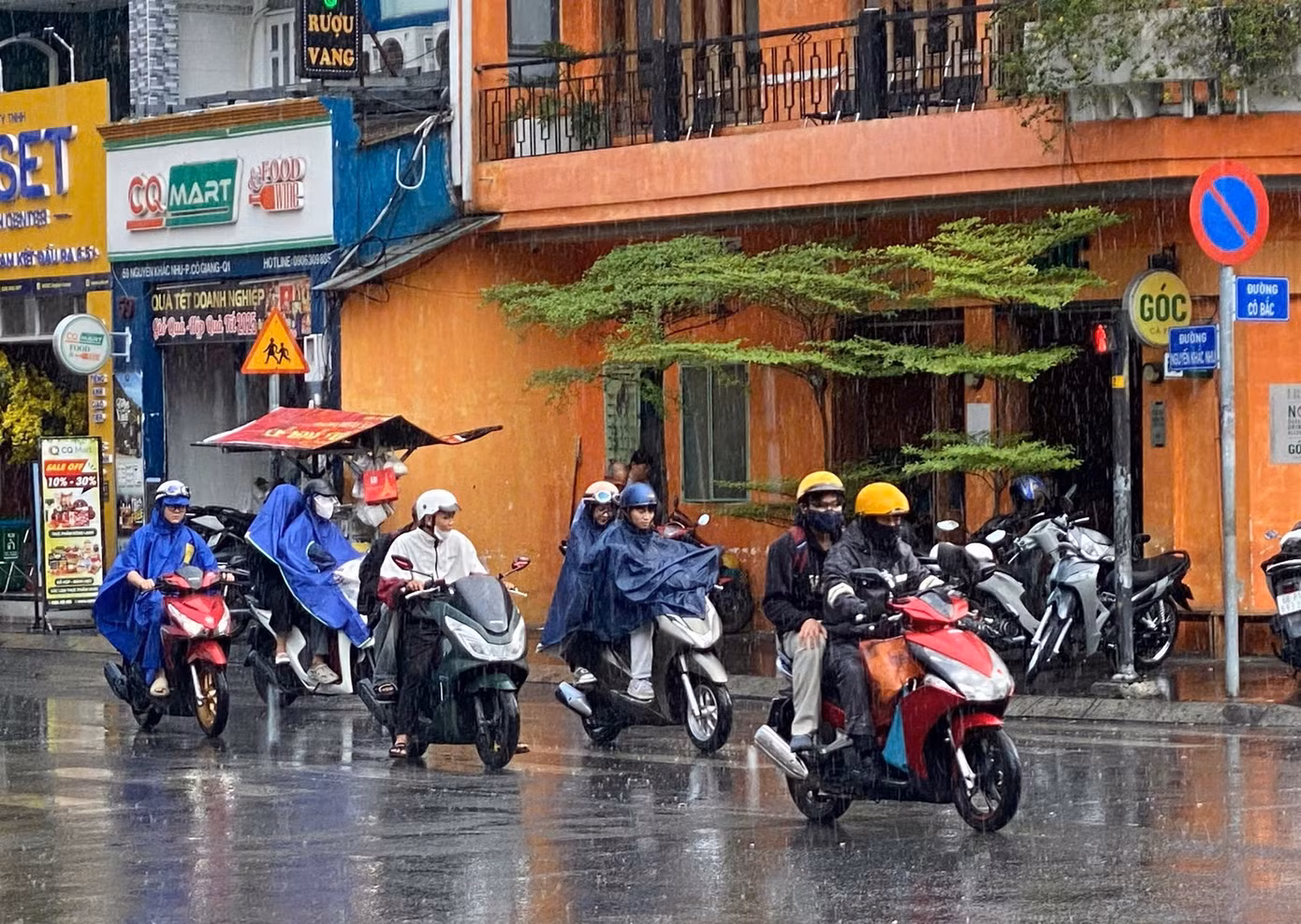 Từ tháng 7 đến tháng 12/2025, TPHCM sẽ trải qua nhiều biến động thời tiết, cần chủ động ứng phó với các hiện tượng cực đoan như mưa lớn, dông lốc và triều cường. Ảnh minh họa: Hữu Huy Từ tháng 7 đến tháng 12/2025, TPHCM sẽ trải qua nhiều biến động thời tiết, cần chủ động ứng phó với các hiện tượng cực đoan như mưa lớn, dông lốc và triều cường. Ảnh minh họa: Hữu Huy
