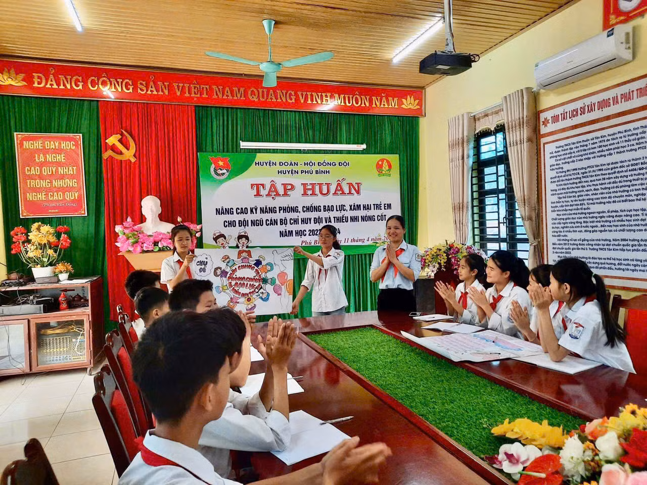 Cô giáo Lê Lan Anh tập huấn cán bộ chỉ huy Đội nâng cao kỹ năng phòng chống bạo lực, xâm hại trẻ em.