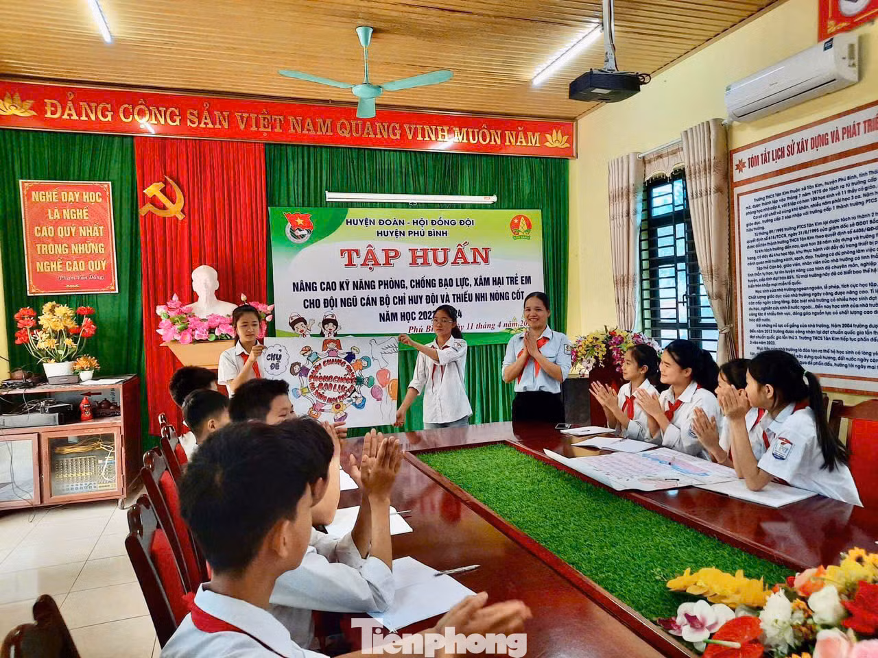 Cô giáo Lê Lan Anh tập huấn cán bộ chỉ huy Đội nâng cao kỹ năng phòng chống bạo lực, xâm hại trẻ em. Cô giáo Lê Lan Anh tập huấn cán bộ chỉ huy Đội nâng cao kỹ năng phòng chống bạo lực, xâm hại trẻ em.