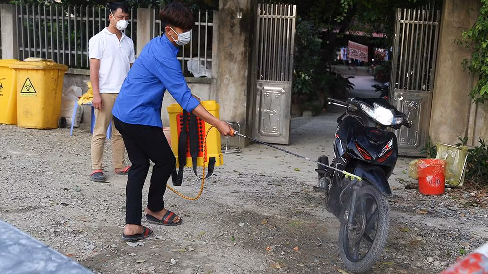 Tẩt cả những người muốn vào khu vực phong toả nằm trên địa bàn thôn Lỗ Giao (Việt Hùng, Đông Anh, Hà Nội) phải thực hiện khai báo thông tin và thực hiện cách ly 14 ngày theo quy định của Bộ Y tế.