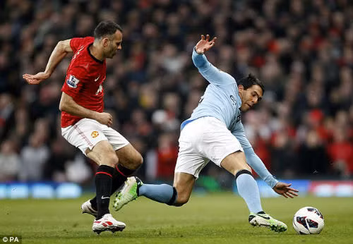 Pha tranh bóng quyết liệt giữa Ryan Giggs và Tevez