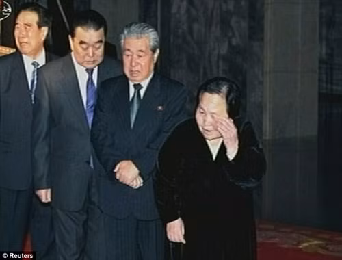 Các quan chức cao cấp, từ trái sang bà Kim Phyong Hae, Thae Jong Su, Ju Kyu Chang và Kim Rak Hui - tất cả đều là thành viên Đảng Lao động Triều Tiên - bày tỏ sự tiếc thương khi đi viếng linh cữu lãnh đạo Kim Jong Il - Ảnh: Reuters