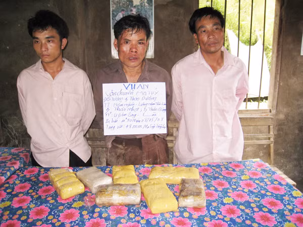 Từ trái sang, Thào Dương (Nậm Nghèn, Luông Nậm Thà, Lào), Thào Nhợt, Thào Giàng (Udum Say, Lào). Tang vật một số lượng lớn ma túy tổng hợp