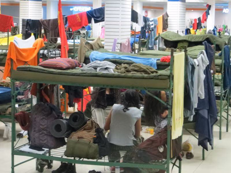 Bất chấp phải ngủ giường tầng, màn chụp, túi ngủ