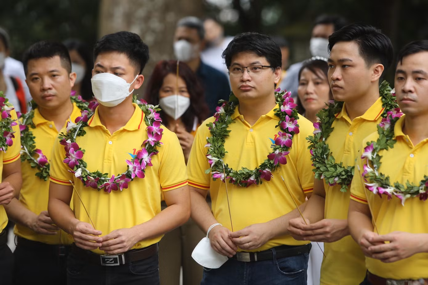Hình ảnh các gương mặt trẻ Việt Nam tiêu biểu, triển vọng năm 2021 về dâng hương, báo công lên Vua Hùng.