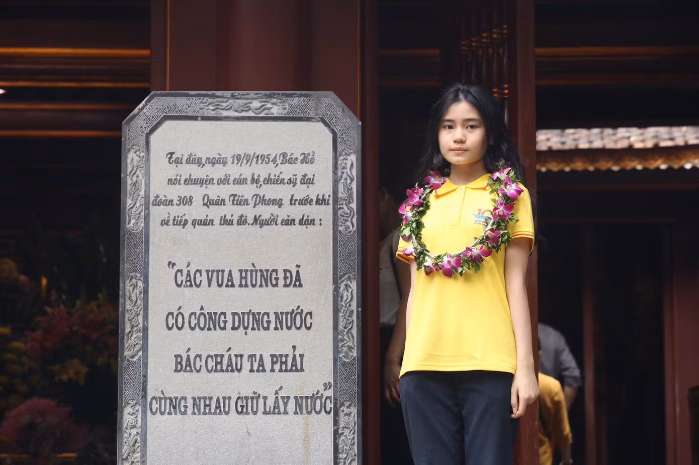 Các đại biểu lần lượt chụp ảnh tại đền Giếng. Tại đây, ngày 19/9/1954, Bác Hồ nói chuyện cùng cán bộ, chiến sĩ đại đoàn 308 Quân Tiên Phong trước khi tiếp quản Thủ đô.