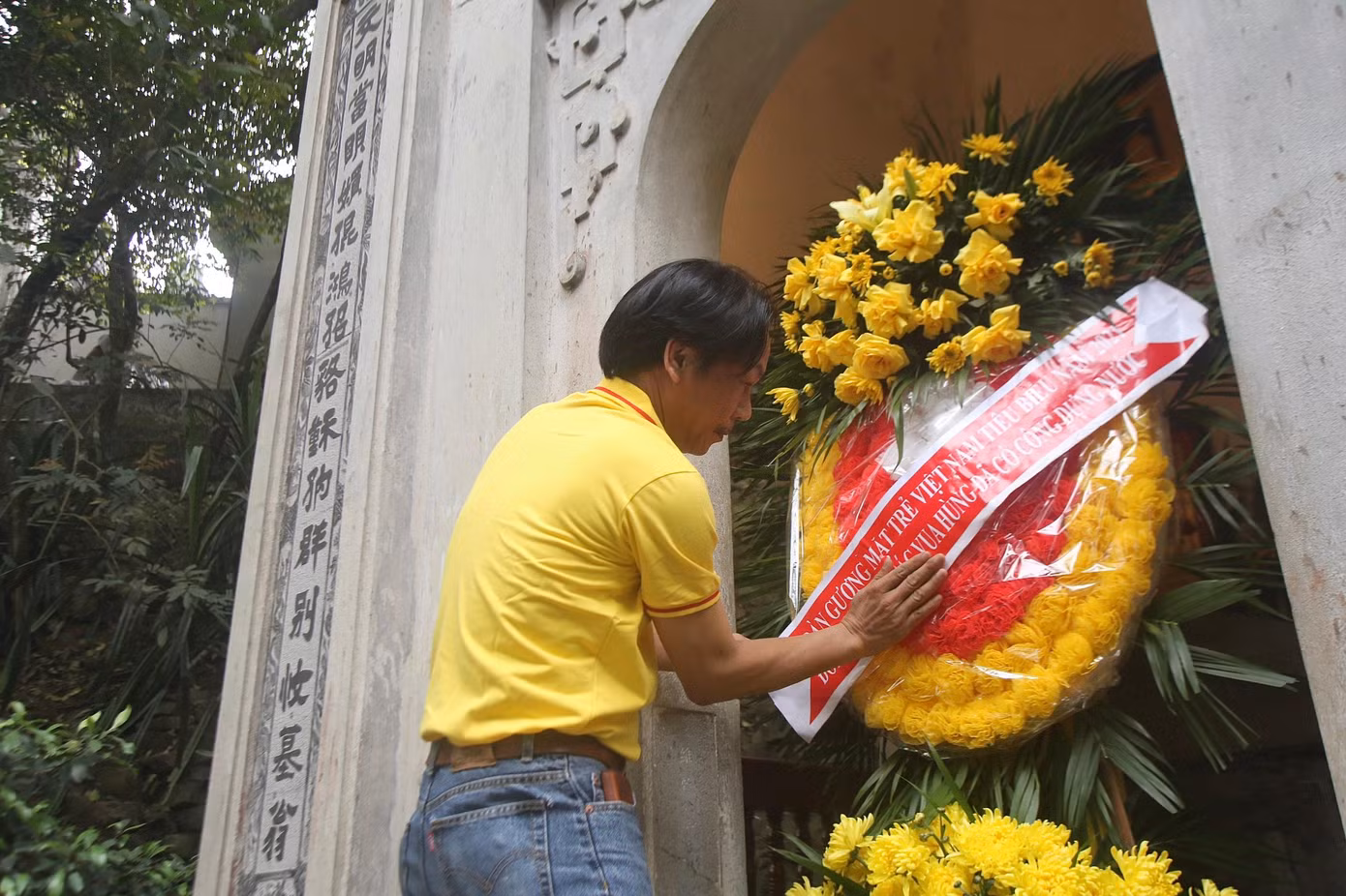 Nhà báo Lê Minh Toản, Phó Tổng Biên tập Báo Tiền Phong đặt vòng hoa tại nơi thờ Vua Hùng.