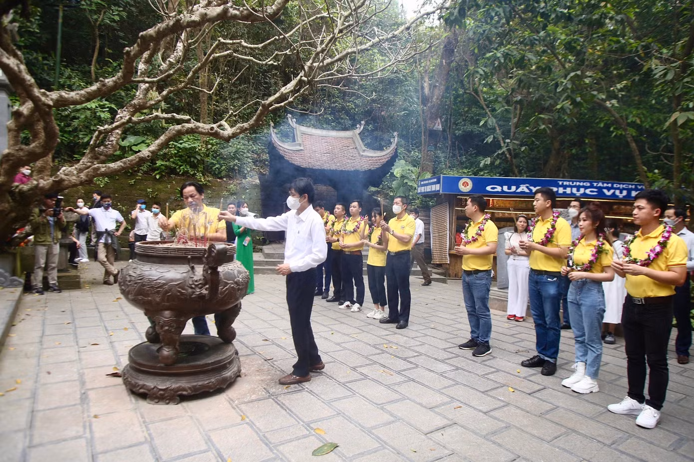 Bác sĩ Bách cho biết thêm, ghi nhớ lời dạy của Bác Hồ: "Các Vua Hùng đã có công dựng nước, Bác cháu ta phải cùng nhau giữ lấy nước”, các gương mặt trẻ được tuyên dương sẽ cùng với tuổi trẻ Việt Nam đoàn kết, không ngừng phấn đấu vươn lên với tinh thần tự lực, tự cường, phát huy tài năng, trí tuệ, nhiệt huyết của tuổi trẻ tiếp tục phấn đấu trong học tập, lao động sản xuất, trong chiến đấu, bảo vệ xã hội, bảo vệ biên cương Tổ quốc, phấn đấu vươn lên trong các hoạt động văn hóa văn nghệ, thể dục thể thao, mang hình ảnh tuổi trẻ Việt Nam, dân tộc Việt Nam đến với cộng đồng quốc tế, sánh vai với các cường quốc năm châu."