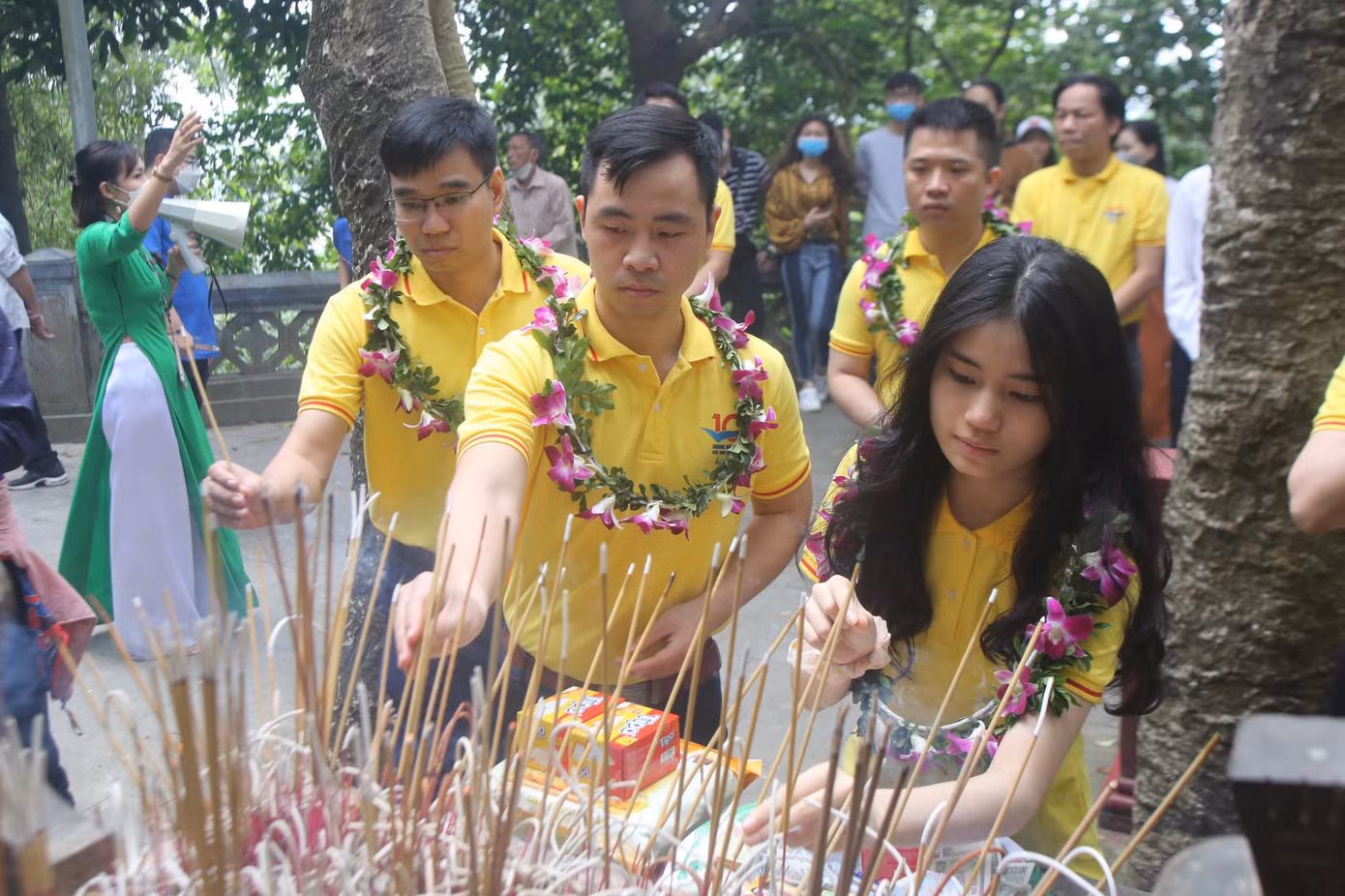 Tham gia đoàn đại biểu về nguồn báo công, Đại úy Lê Xuân Nam - GMTVNTB Gương mặt trẻ Việt Nam tiêu biểu, chia sẻ từng có dịp lên Đền Hùng, nhưng lần này anh rất xúc động khi tham gia với vai trò là đại biểu gương mặt trẻ Việt Nam tiêu biểu và triển vọng. "Nay về đất Tổ, báo công với các Vua Hùng và thăm lại nơi Bác Hồ căn dặn các thế hệ cùng nhau giữ lấy nước, tôi thấy trách nhiệm của mình càng cao hơn, nỗ lực phấn đấu cống hiến cho cộng đồng xã hội; đấu tranh gìn giữ an ninh trật tự xã hội, giữ sự bình yên cho nhân dân, xây dựng bảo vệ Tổ quốc", anh Nam nói.