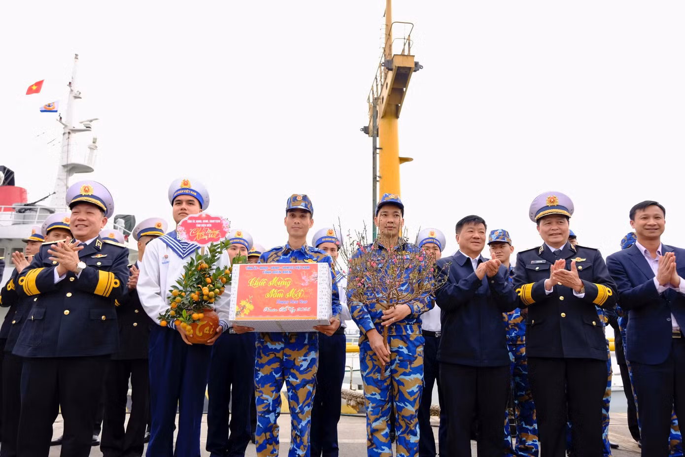Đại diện các đơn vị gửi gắm những phần quà ý nghĩa cho bà con nhân dân trên đảo tiền tiêu Bạch Long Vỹ. Ảnh: Châu Linh Đại diện các đơn vị gửi gắm những phần quà ý nghĩa cho bà con nhân dân trên đảo tiền tiêu Bạch Long Vỹ. Ảnh: Châu Linh