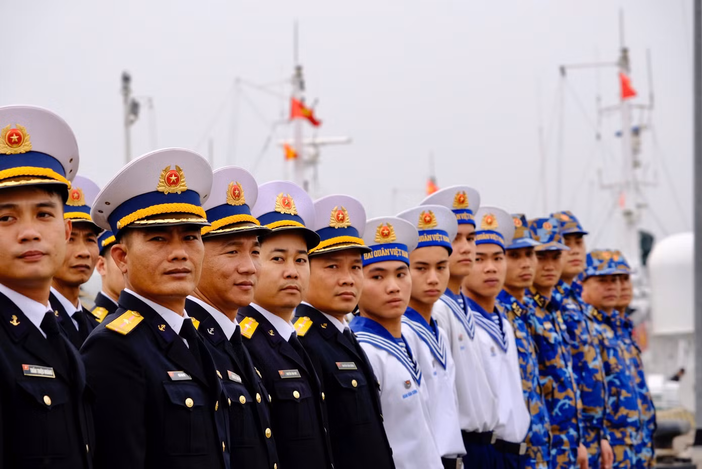 Cán bộ, chiến sĩ thực hiện các nghi thức truyền thống quân đội trước giờ xuất phát. Ảnh: Châu Linh Cán bộ, chiến sĩ thực hiện các nghi thức truyền thống quân đội trước giờ xuất phát. Ảnh: Châu Linh