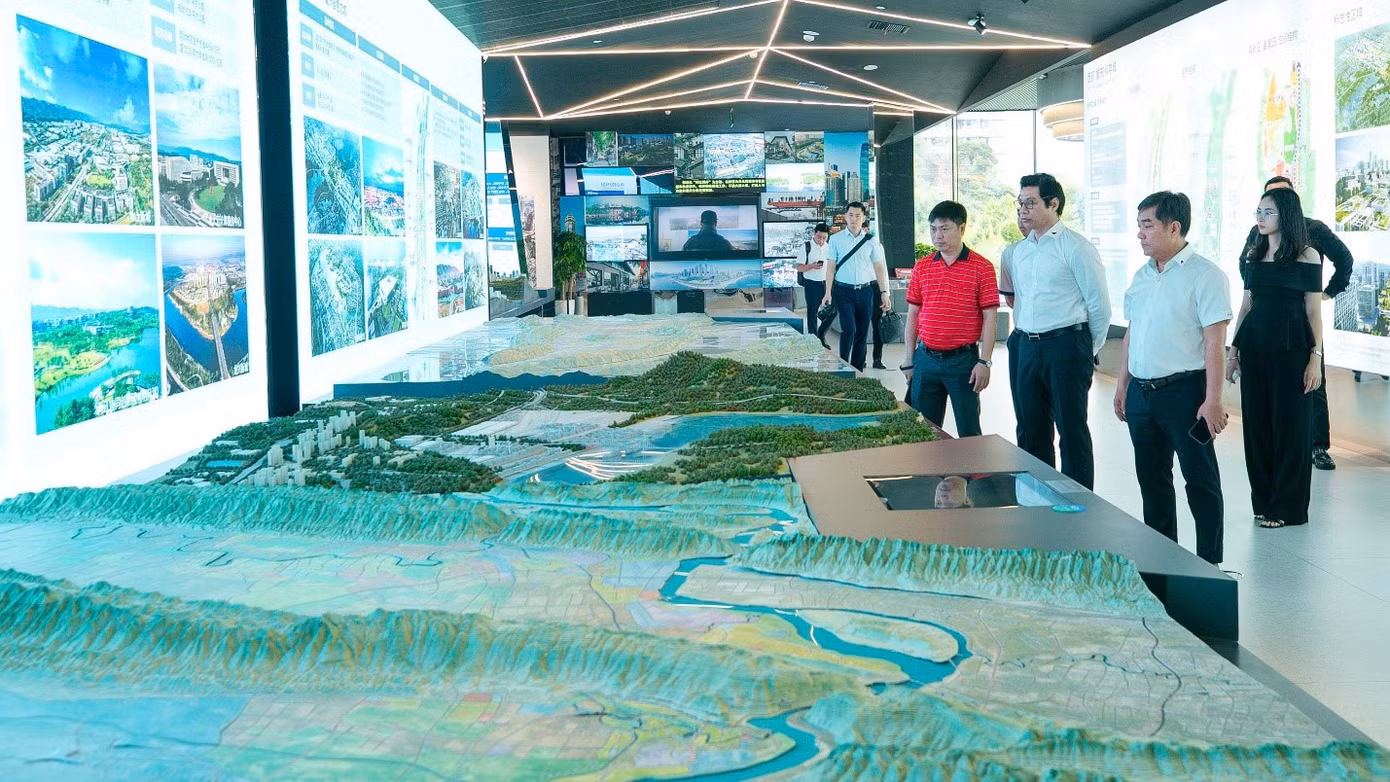 Đoàn công tác tham quan Cung Triển lãm quy hoạch Thành phố Trùng Khánh (Trung Quốc) Đoàn công tác tham quan Cung Triển lãm quy hoạch Thành phố Trùng Khánh (Trung Quốc)