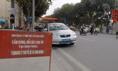 Xe biển xảnh cũng ngây thơ đỗ tại biển cấm