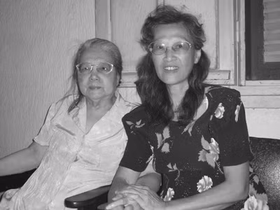 Bà Đoàn Thị My (trái) và cháu gái Đoàn Thị Nguyên Phương 