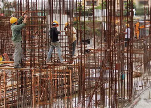 Hiện gần 40 doanh nghiệp niêm yết trên 2 sàn đang xin cổ đông giảm chỉ tiêu kinh doanh trong năm 2012, trong đó ngành vật liệu xây dựng chiếm hơn một phần tư, với 11 đơn vị. Ảnh: Vũ Lê. Hiện gần 40 doanh nghiệp niêm yết trên 2 sàn đang xin cổ đông giảm chỉ tiêu kinh doanh trong năm 2012, trong đó ngành vật liệu xây dựng chiếm hơn một phần tư, với 11 đơn vị. Ảnh: Vũ Lê