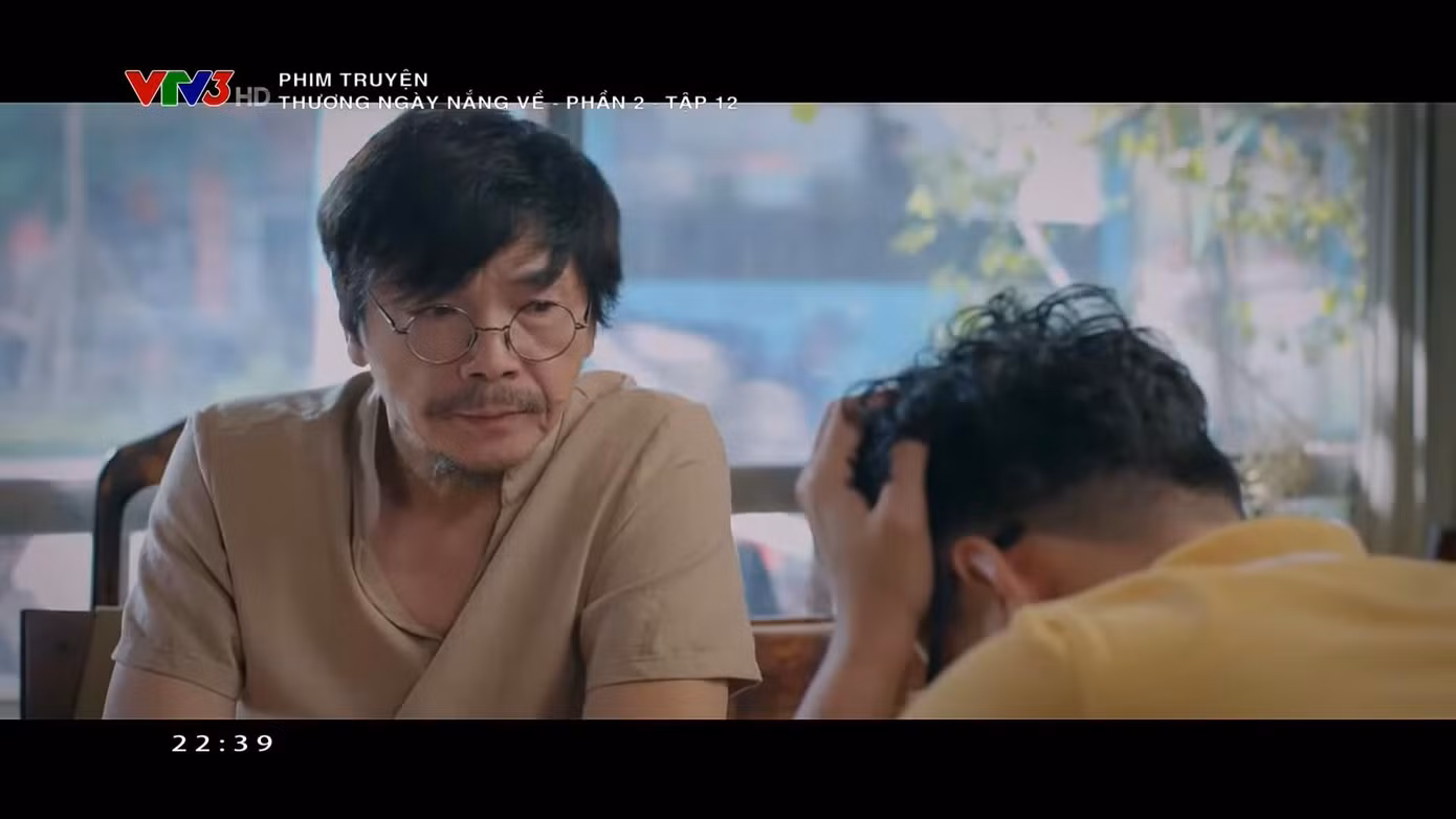 Ông Hùng trách mắng, khuyên nhủ Đức (Hồng Đăng) phải biết bênh vực và thương yêu vợ hơn.