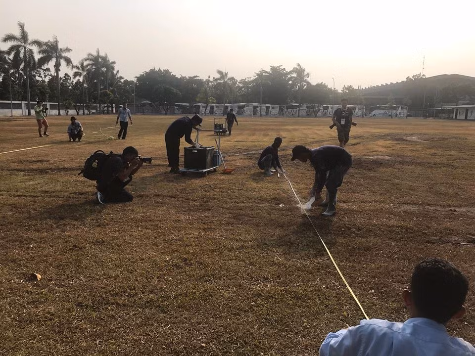 Olympic Việt Nam luyện công trên mặt sân xấu 'phát hờn' ảnh 3