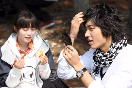 Soi gương mọi lúc mọi nơi, Lee Min Ho quả đúng là “Quân vương của những chiếc gương” ảnh 3